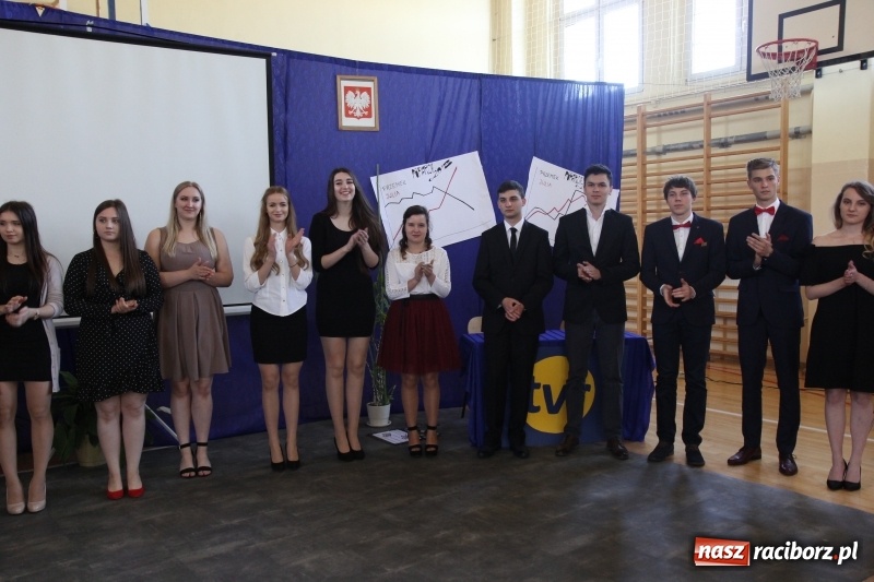 Zdjęcie w galerii na portalu naszraciborz.pl: Maturzyści z II LO pożegnali swoją szkołę wiadomości z regionu