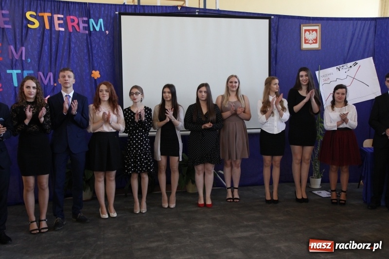 Zdjęcie w galerii na portalu naszraciborz.pl: Maturzyści z II LO pożegnali swoją szkołę wiadomości z regionu