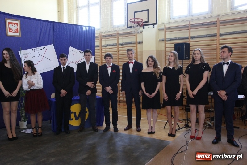 Zdjęcie w galerii na portalu naszraciborz.pl: Maturzyści z II LO pożegnali swoją szkołę wiadomości z regionu
