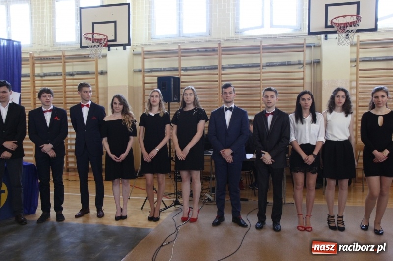 Zdjęcie w galerii na portalu naszraciborz.pl: Maturzyści z II LO pożegnali swoją szkołę wiadomości z regionu