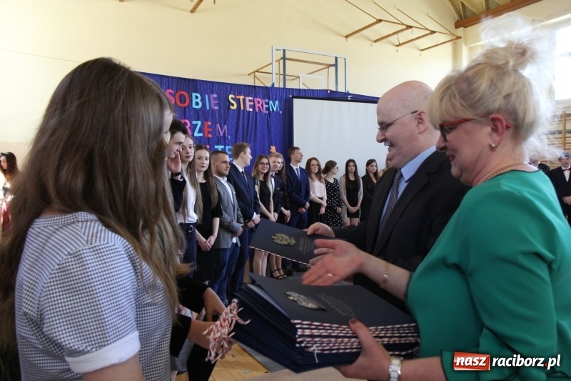 Zdjęcie w galerii na portalu naszraciborz.pl: Maturzyści z II LO pożegnali swoją szkołę wiadomości z regionu
