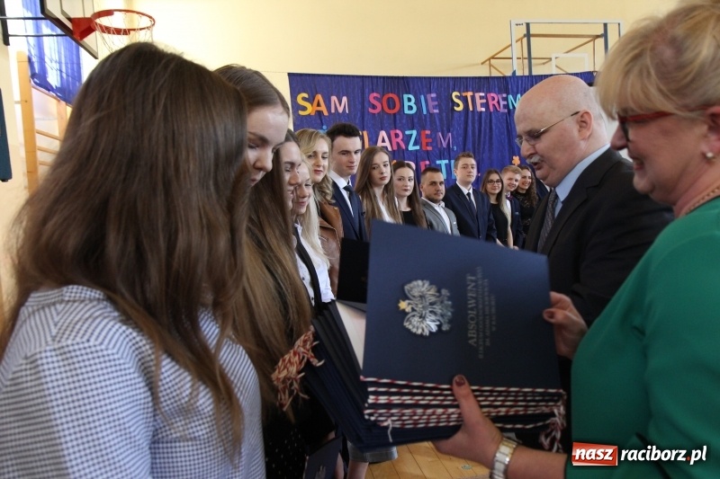 Zdjęcie w galerii na portalu naszraciborz.pl: Maturzyści z II LO pożegnali swoją szkołę wiadomości z regionu