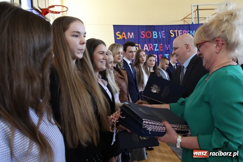 Zdjęcie w galerii na portalu naszraciborz.pl: Maturzyści z II LO pożegnali swoją szkołę wiadomości z regionu