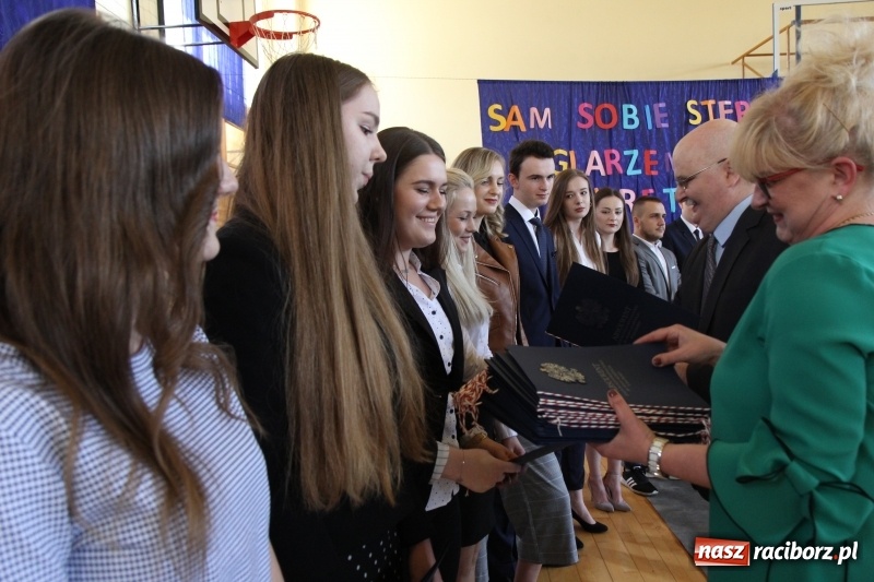 Zdjęcie w galerii na portalu naszraciborz.pl: Maturzyści z II LO pożegnali swoją szkołę wiadomości z regionu