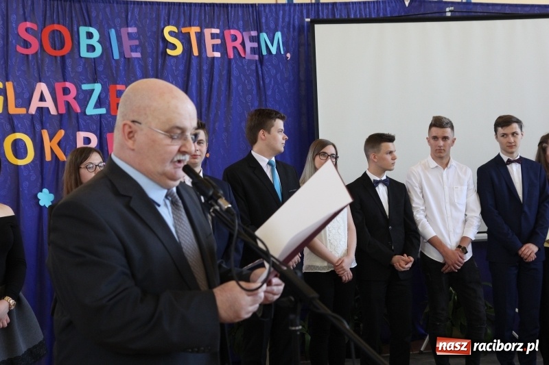 Zdjęcie w galerii na portalu naszraciborz.pl: Maturzyści z II LO pożegnali swoją szkołę wiadomości z regionu