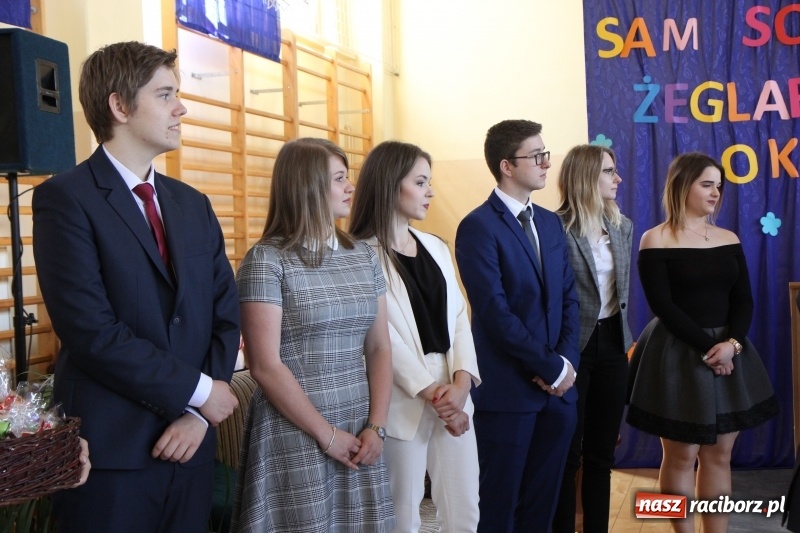 Zdjęcie w galerii na portalu naszraciborz.pl: Maturzyści z II LO pożegnali swoją szkołę wiadomości z regionu