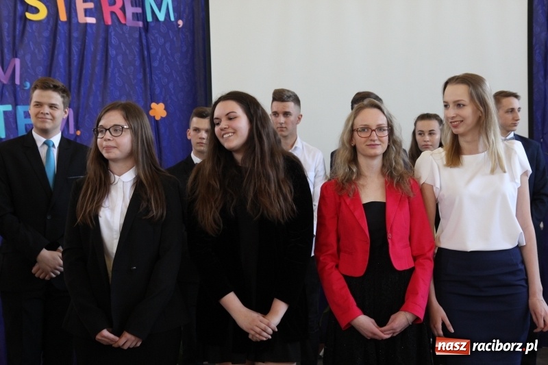 Zdjęcie w galerii na portalu naszraciborz.pl: Maturzyści z II LO pożegnali swoją szkołę wiadomości z regionu