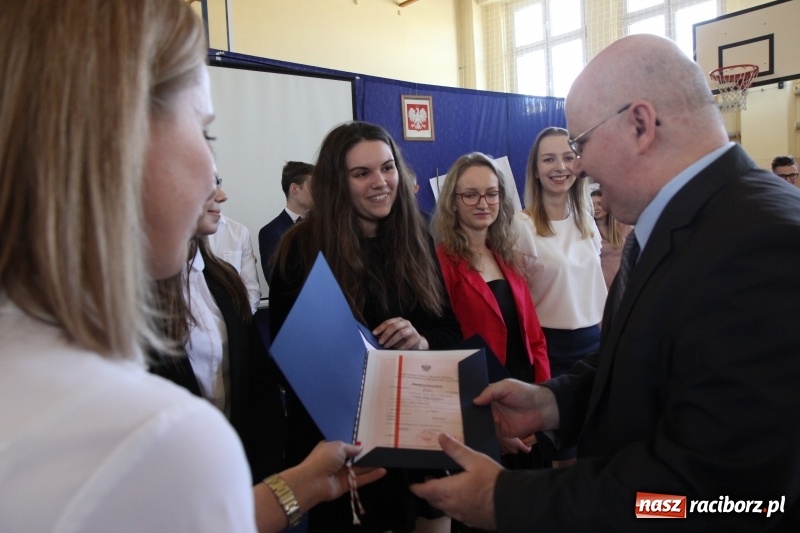 Zdjęcie w galerii na portalu naszraciborz.pl: Maturzyści z II LO pożegnali swoją szkołę wiadomości z regionu