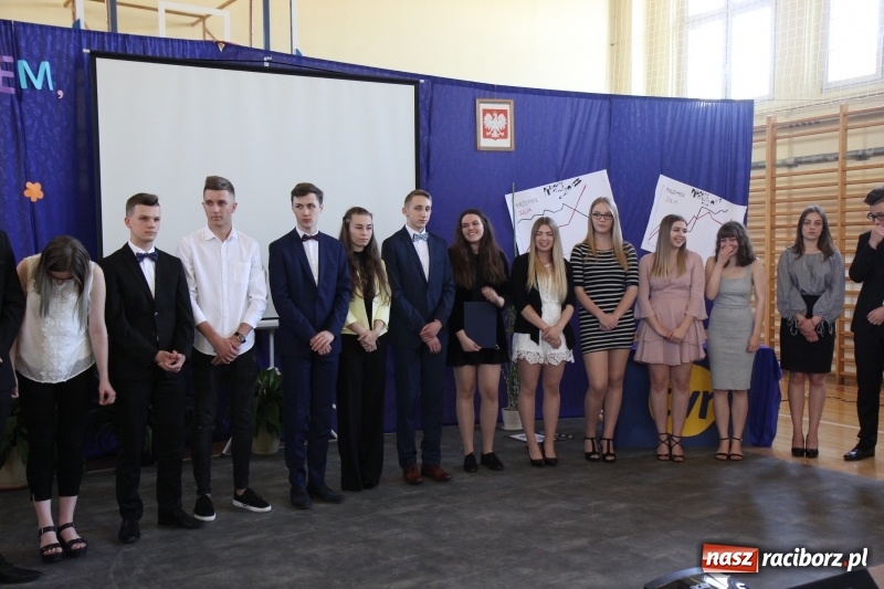 Zdjęcie w galerii na portalu naszraciborz.pl: Maturzyści z II LO pożegnali swoją szkołę wiadomości z regionu