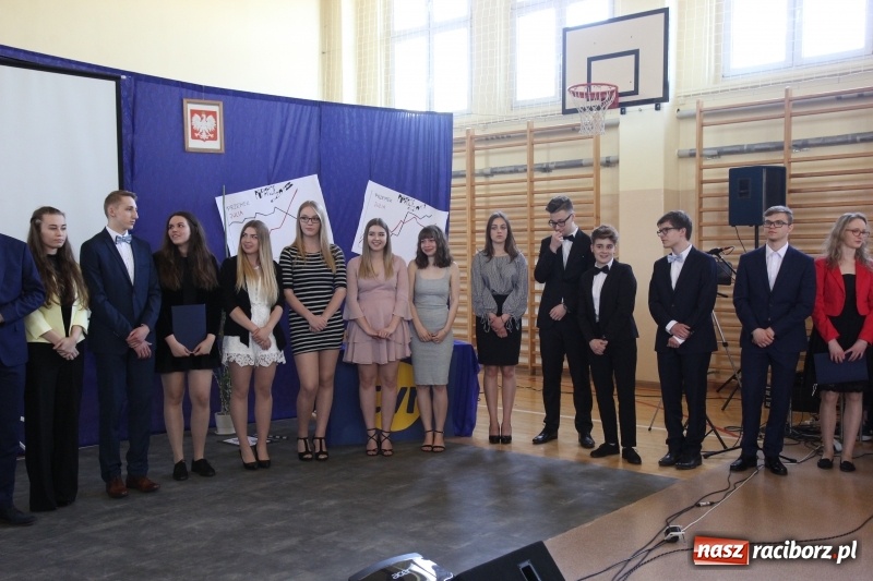 Zdjęcie w galerii na portalu naszraciborz.pl: Maturzyści z II LO pożegnali swoją szkołę wiadomości z regionu
