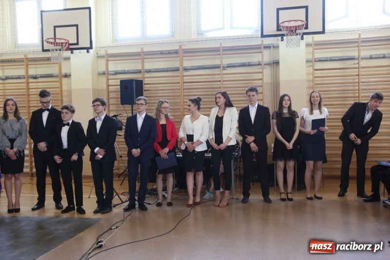 Zdjęcie w galerii na portalu naszraciborz.pl: Maturzyści z II LO pożegnali swoją szkołę wiadomości z regionu