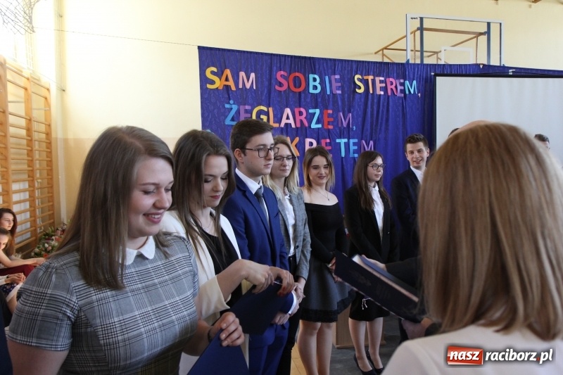 Zdjęcie w galerii na portalu naszraciborz.pl: Maturzyści z II LO pożegnali swoją szkołę wiadomości z regionu