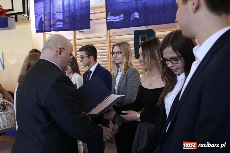 Zdjęcie w galerii na portalu naszraciborz.pl: Maturzyści z II LO pożegnali swoją szkołę wiadomości z regionu