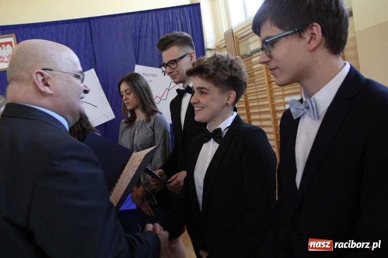 Zdjęcie w galerii na portalu naszraciborz.pl: Maturzyści z II LO pożegnali swoją szkołę wiadomości z regionu