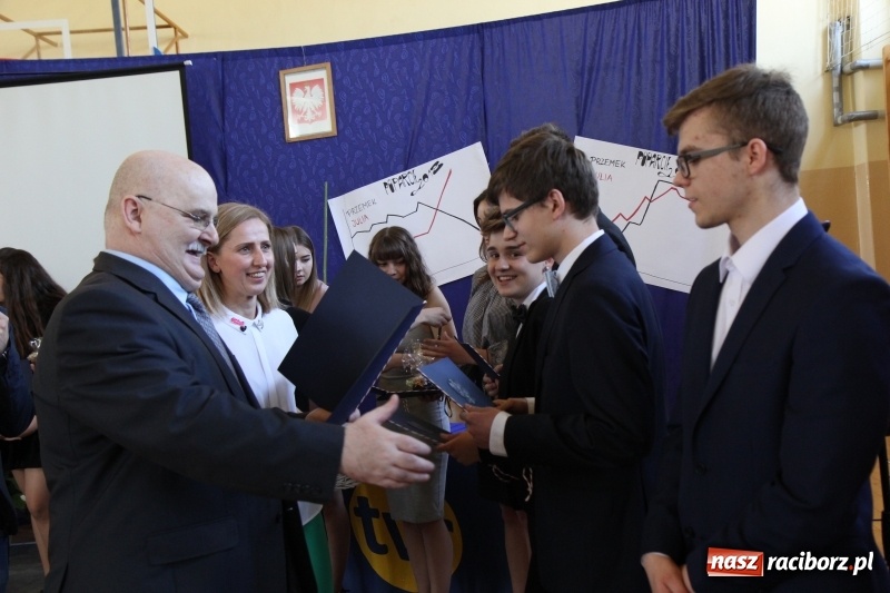 Zdjęcie w galerii na portalu naszraciborz.pl: Maturzyści z II LO pożegnali swoją szkołę wiadomości z regionu