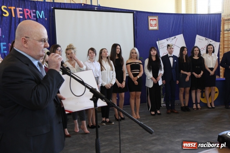 Zdjęcie w galerii na portalu naszraciborz.pl: Maturzyści z II LO pożegnali swoją szkołę wiadomości z regionu