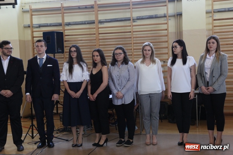 Zdjęcie w galerii na portalu naszraciborz.pl: Maturzyści z II LO pożegnali swoją szkołę wiadomości z regionu