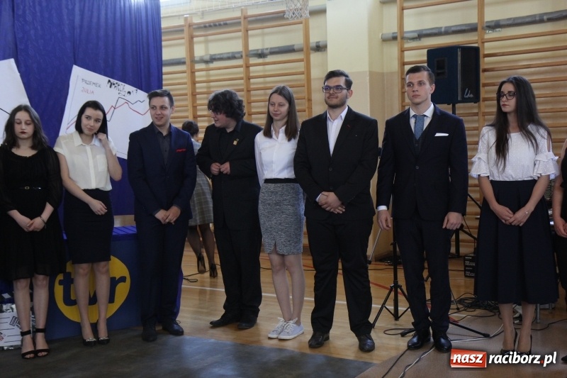 Zdjęcie w galerii na portalu naszraciborz.pl: Maturzyści z II LO pożegnali swoją szkołę wiadomości z regionu