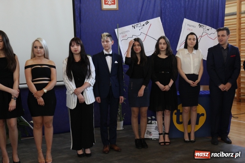 Zdjęcie w galerii na portalu naszraciborz.pl: Maturzyści z II LO pożegnali swoją szkołę wiadomości z regionu