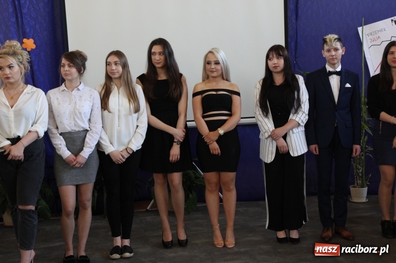 Zdjęcie w galerii na portalu naszraciborz.pl: Maturzyści z II LO pożegnali swoją szkołę wiadomości z regionu