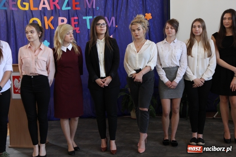 Zdjęcie w galerii na portalu naszraciborz.pl: Maturzyści z II LO pożegnali swoją szkołę wiadomości z regionu