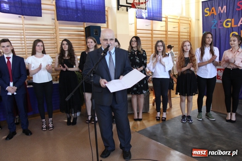 Zdjęcie w galerii na portalu naszraciborz.pl: Maturzyści z II LO pożegnali swoją szkołę wiadomości z regionu