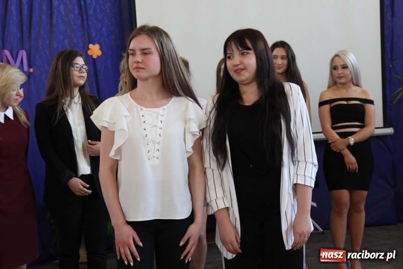 Zdjęcie w galerii na portalu naszraciborz.pl: Maturzyści z II LO pożegnali swoją szkołę wiadomości z regionu