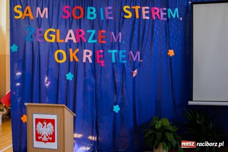 Zdjęcie w galerii na portalu naszraciborz.pl: Maturzyści z II LO pożegnali swoją szkołę wiadomości z regionu