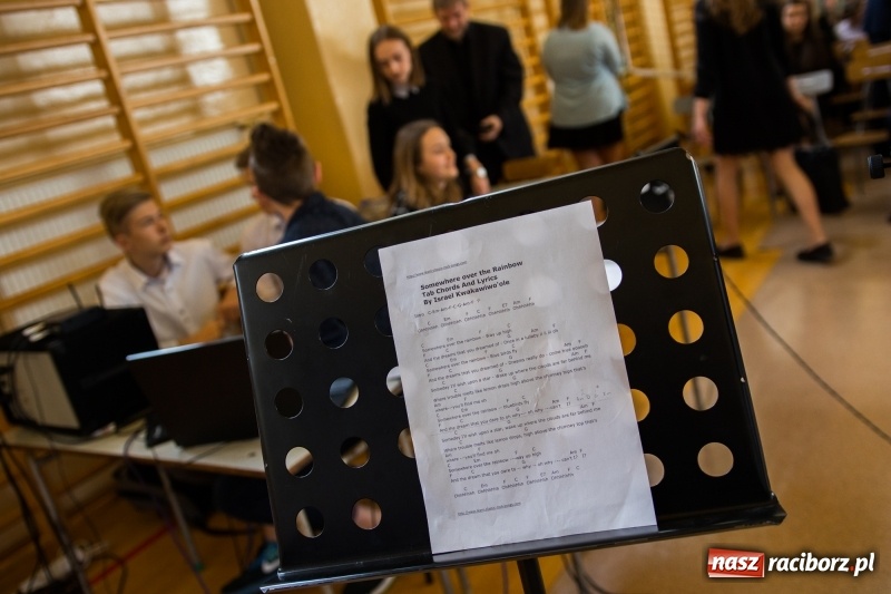 Zdjęcie w galerii na portalu naszraciborz.pl: Maturzyści z II LO pożegnali swoją szkołę wiadomości z regionu