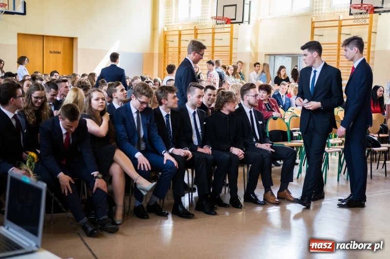 Zdjęcie w galerii na portalu naszraciborz.pl: Maturzyści z II LO pożegnali swoją szkołę wiadomości z regionu