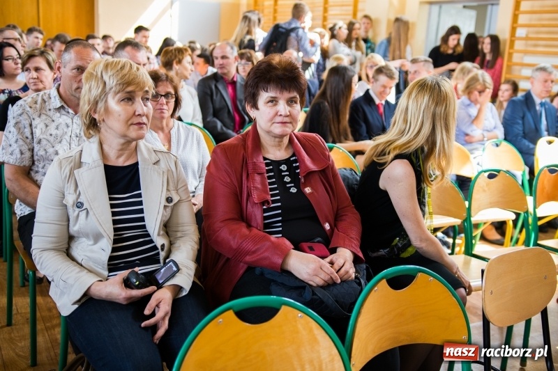 Zdjęcie w galerii na portalu naszraciborz.pl: Maturzyści z II LO pożegnali swoją szkołę wiadomości z regionu