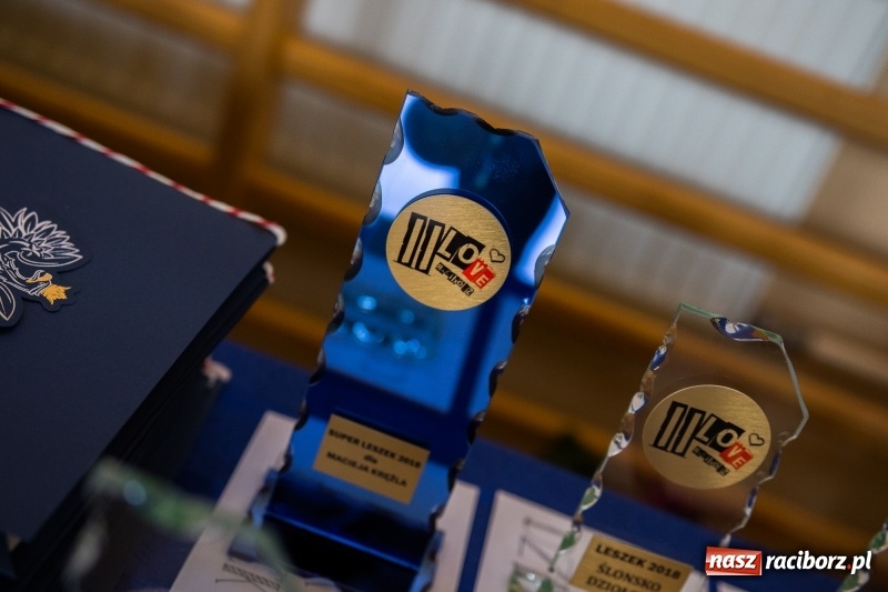 Zdjęcie w galerii na portalu naszraciborz.pl: Maturzyści z II LO pożegnali swoją szkołę wiadomości z regionu