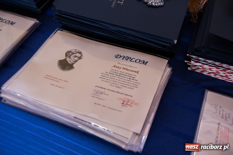 Zdjęcie w galerii na portalu naszraciborz.pl: Maturzyści z II LO pożegnali swoją szkołę wiadomości z regionu