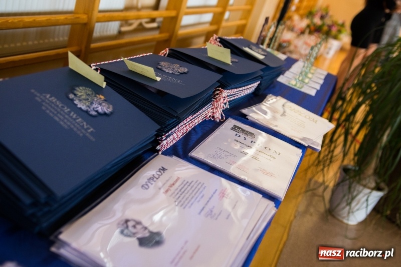 Zdjęcie w galerii na portalu naszraciborz.pl: Maturzyści z II LO pożegnali swoją szkołę wiadomości z regionu