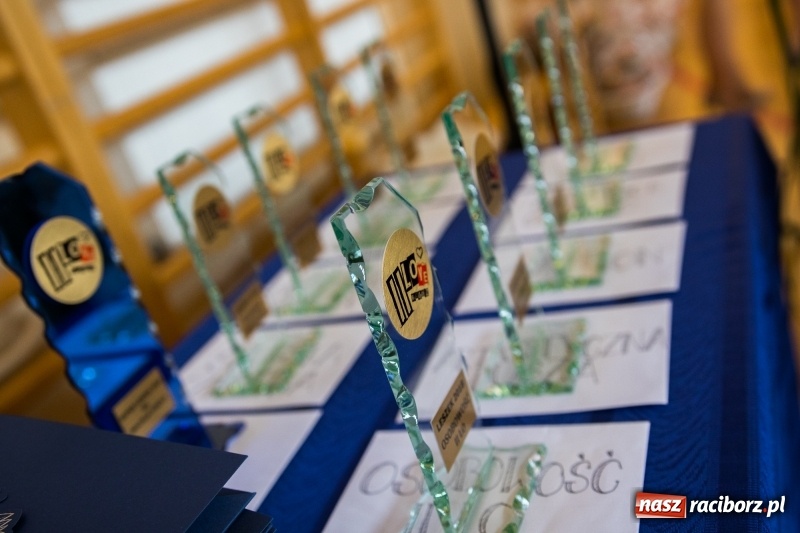 Zdjęcie w galerii na portalu naszraciborz.pl: Maturzyści z II LO pożegnali swoją szkołę wiadomości z regionu