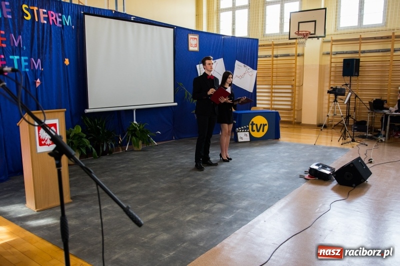 Zdjęcie w galerii na portalu naszraciborz.pl: Maturzyści z II LO pożegnali swoją szkołę wiadomości z regionu