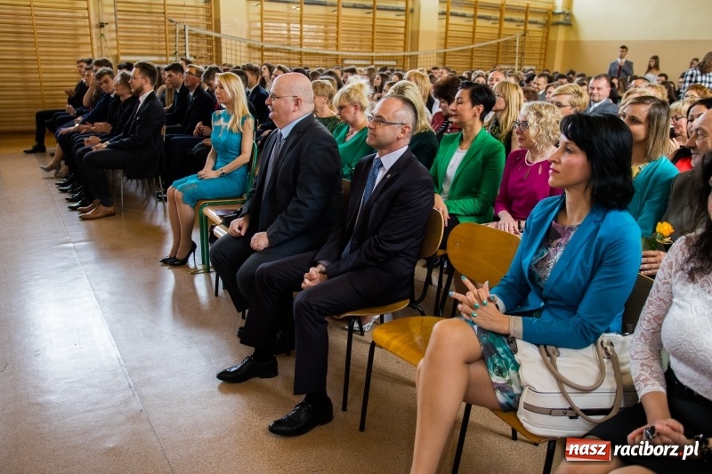 Zdjęcie w galerii na portalu naszraciborz.pl: Maturzyści z II LO pożegnali swoją szkołę wiadomości z regionu