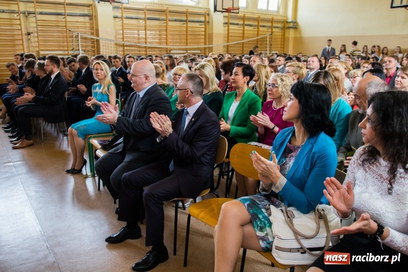 Zdjęcie w galerii na portalu naszraciborz.pl: Maturzyści z II LO pożegnali swoją szkołę wiadomości z regionu