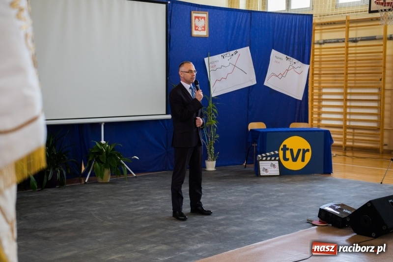 Zdjęcie w galerii na portalu naszraciborz.pl: Maturzyści z II LO pożegnali swoją szkołę wiadomości z regionu