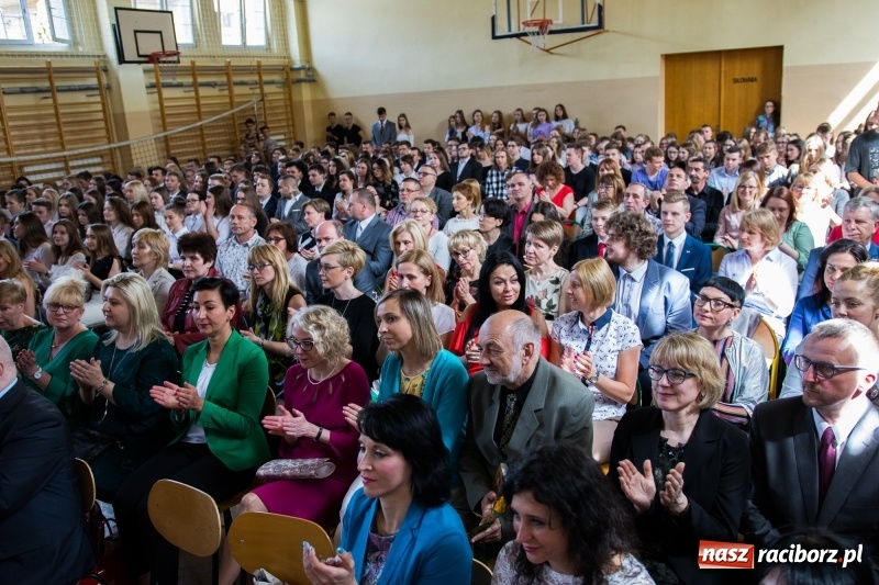 Zdjęcie w galerii na portalu naszraciborz.pl: Maturzyści z II LO pożegnali swoją szkołę wiadomości z regionu