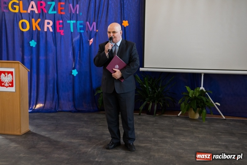 Zdjęcie w galerii na portalu naszraciborz.pl: Maturzyści z II LO pożegnali swoją szkołę wiadomości z regionu