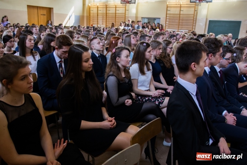 Zdjęcie w galerii na portalu naszraciborz.pl: Maturzyści z II LO pożegnali swoją szkołę wiadomości z regionu