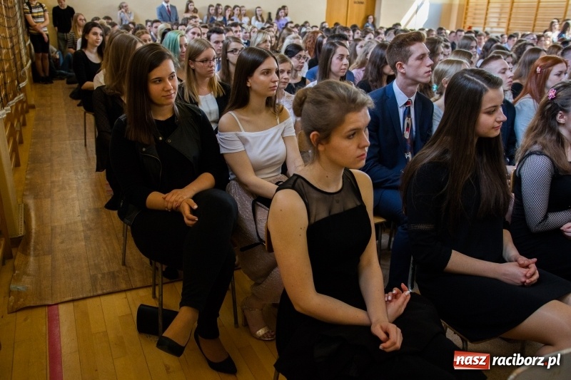 Zdjęcie w galerii na portalu naszraciborz.pl: Maturzyści z II LO pożegnali swoją szkołę wiadomości z regionu