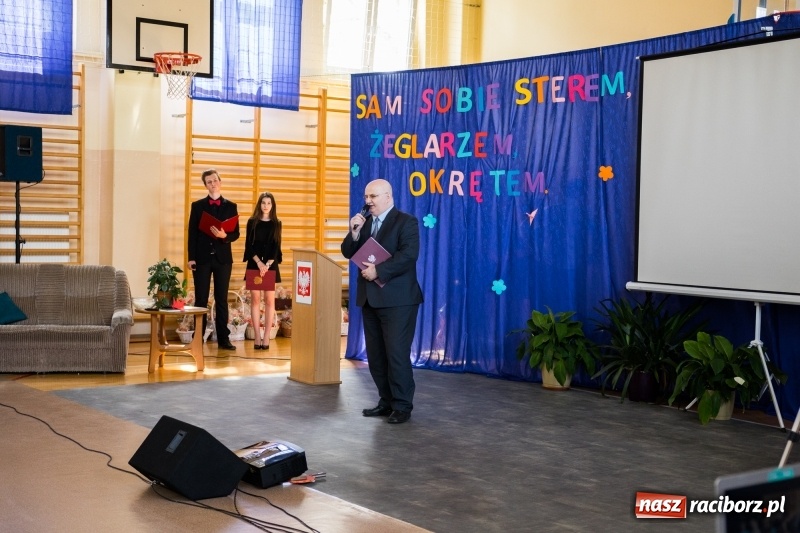 Zdjęcie w galerii na portalu naszraciborz.pl: Maturzyści z II LO pożegnali swoją szkołę wiadomości z regionu