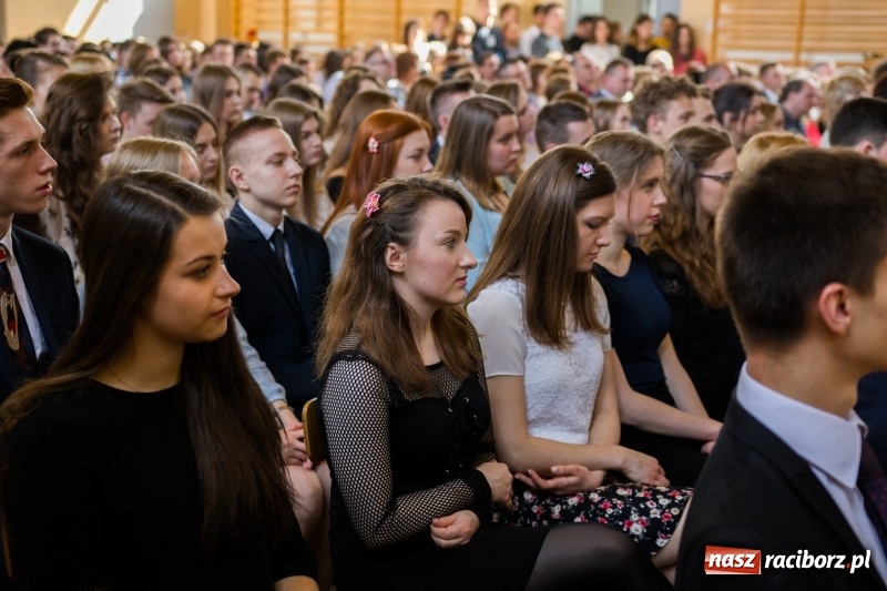 Zdjęcie w galerii na portalu naszraciborz.pl: Maturzyści z II LO pożegnali swoją szkołę wiadomości z regionu