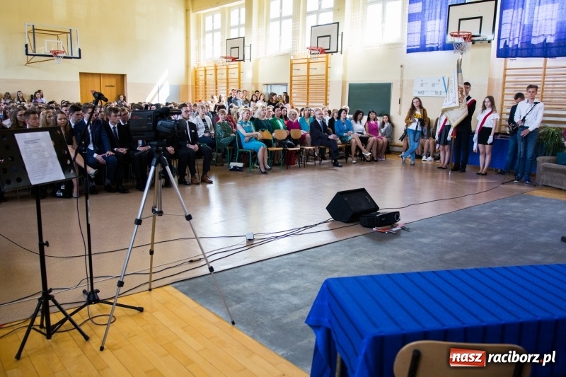 Zdjęcie w galerii na portalu naszraciborz.pl: Maturzyści z II LO pożegnali swoją szkołę wiadomości z regionu