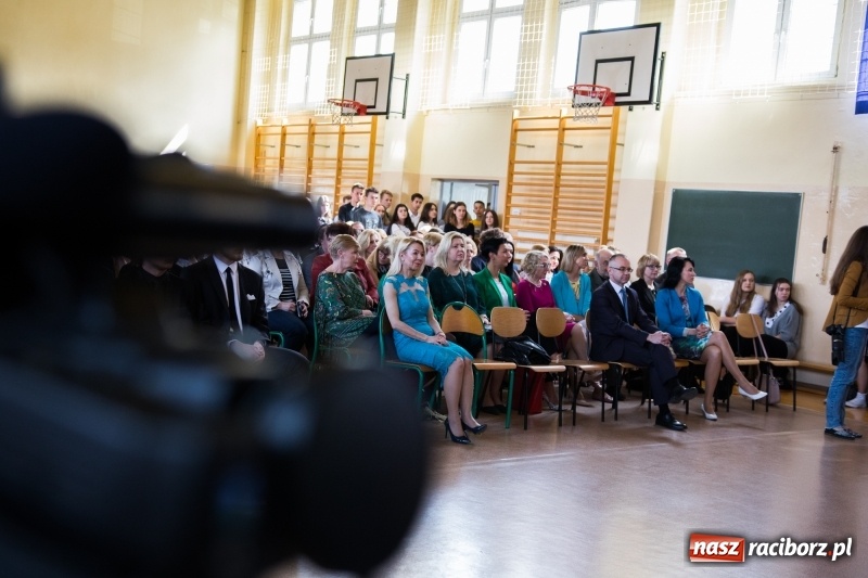 Zdjęcie w galerii na portalu naszraciborz.pl: Maturzyści z II LO pożegnali swoją szkołę wiadomości z regionu