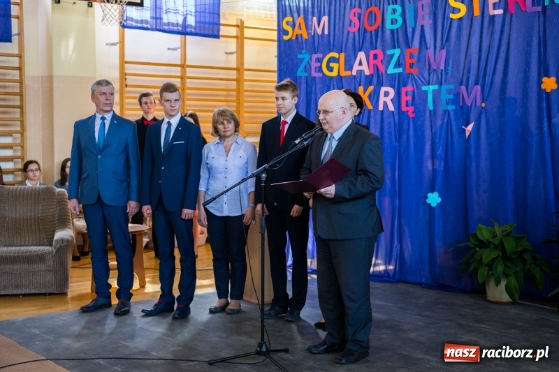 Zdjęcie w galerii na portalu naszraciborz.pl: Maturzyści z II LO pożegnali swoją szkołę wiadomości z regionu