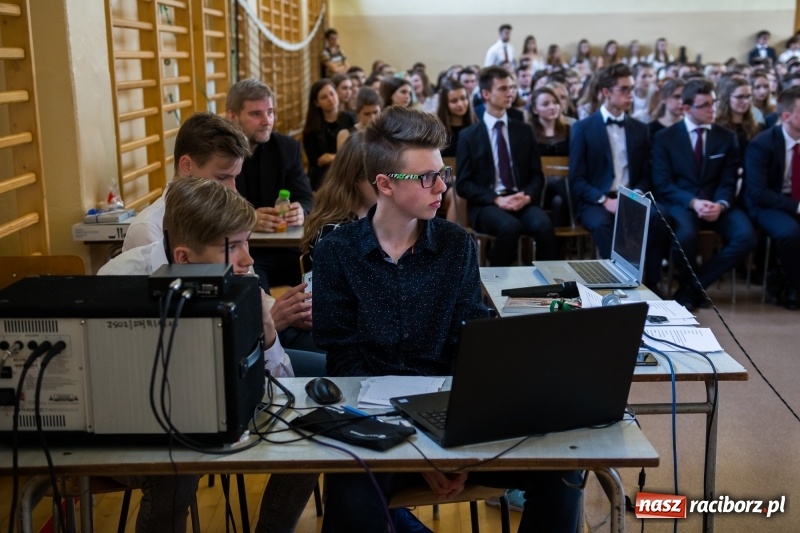 Zdjęcie w galerii na portalu naszraciborz.pl: Maturzyści z II LO pożegnali swoją szkołę wiadomości z regionu