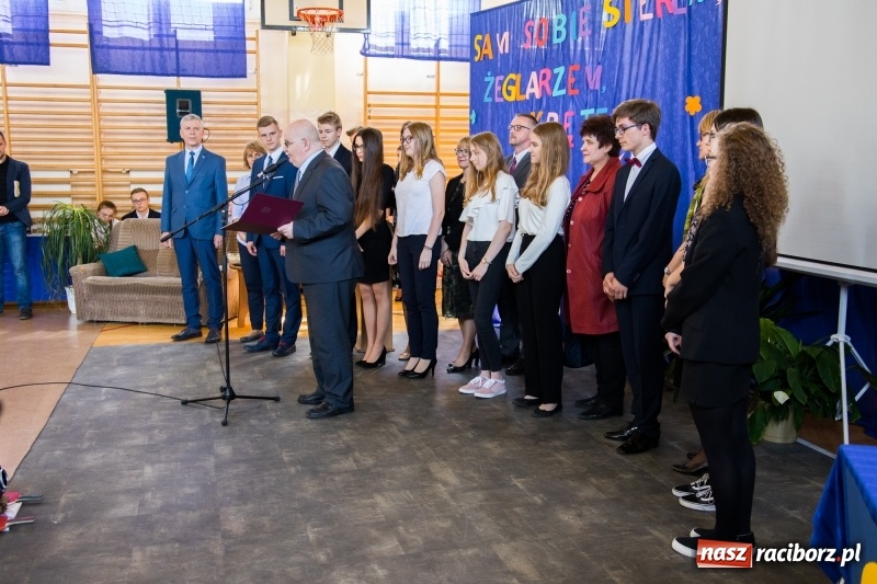 Zdjęcie w galerii na portalu naszraciborz.pl: Maturzyści z II LO pożegnali swoją szkołę wiadomości z regionu